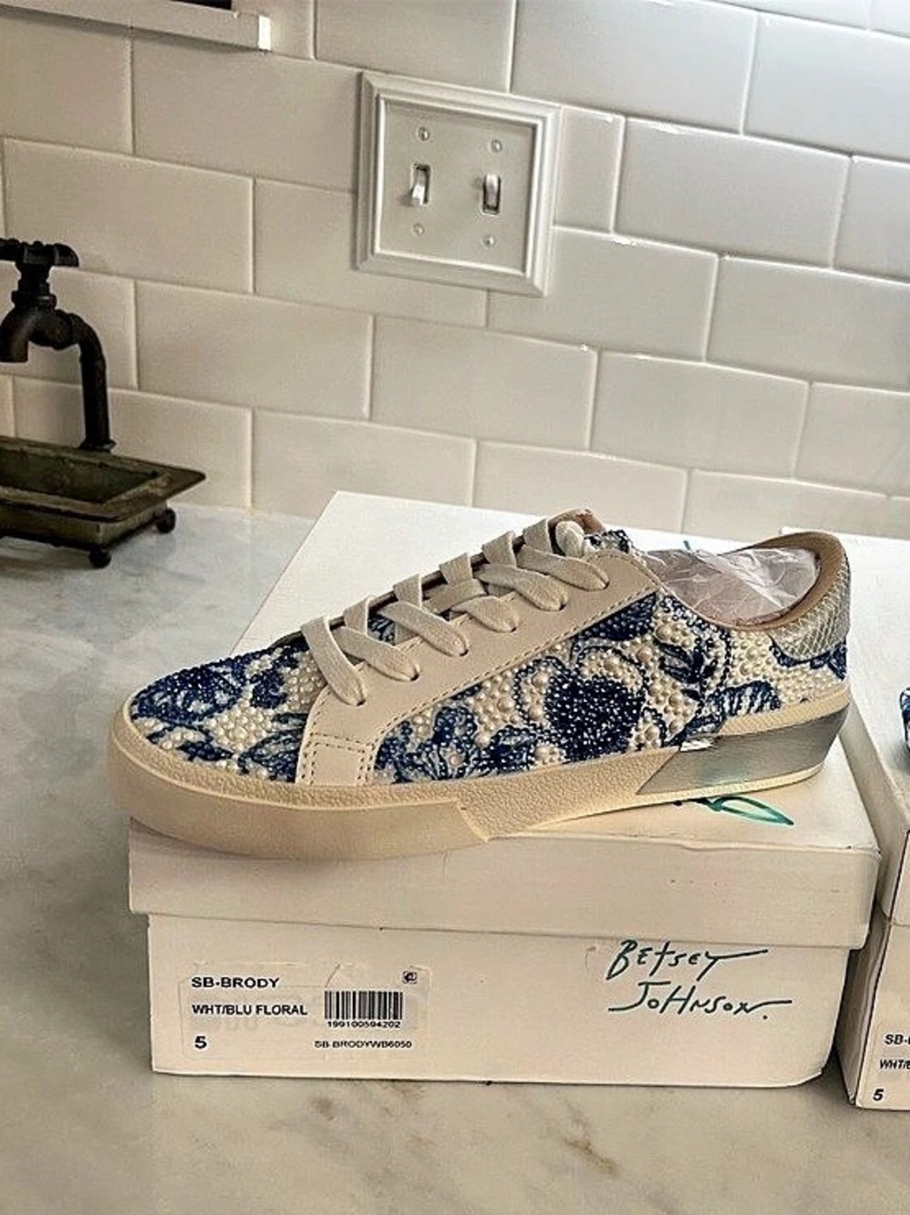 Betsey Johnson SB-Damon Floral Platform Sneakers White & Blue US 5